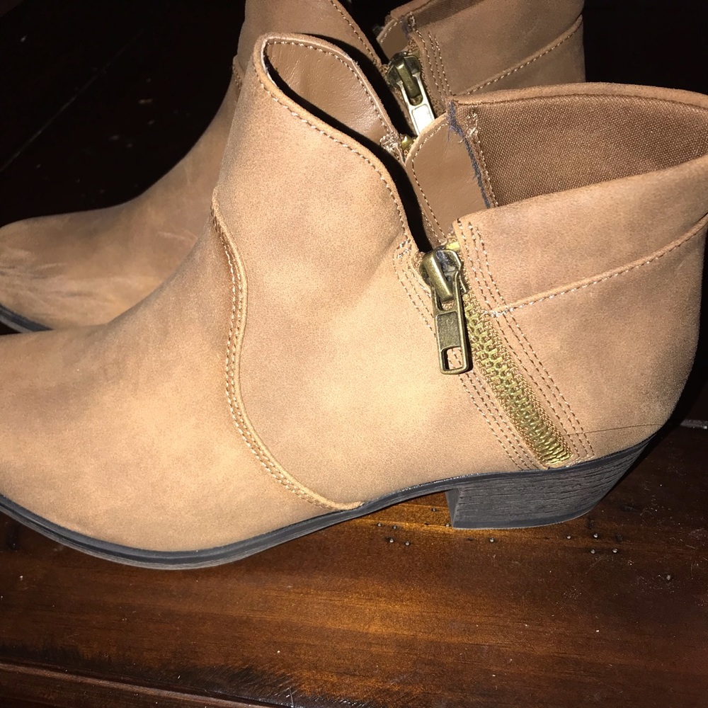 Women’s ankle booties